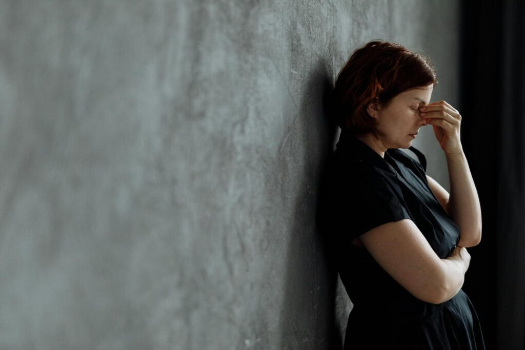 Femme seule se tenant la tête